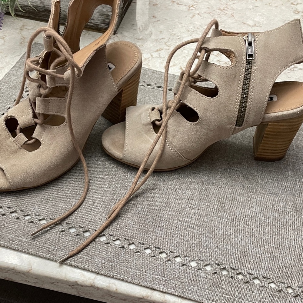 Chic Lace-Up Tan Heeled Sandals